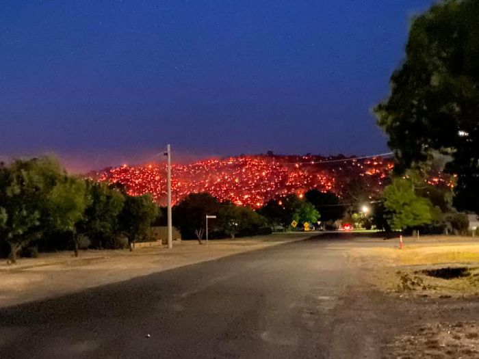 Esta colina brilla como si fuera lava tras ser consumida por los incendios