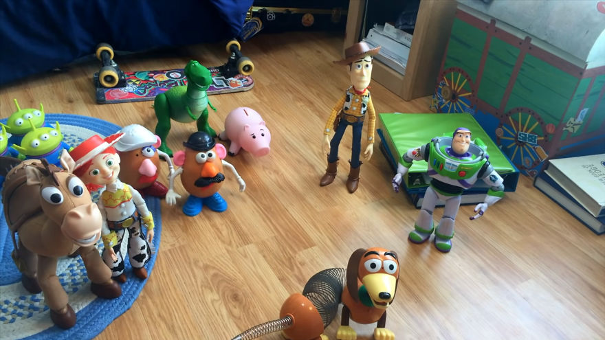 Two brothers completely remake Toy Story 3 with real toys in 8 years 5e313b88efeeb png  880 - Inacreditável! Irmãos recriaram o "Toy Sotry 3" durante 8 anos