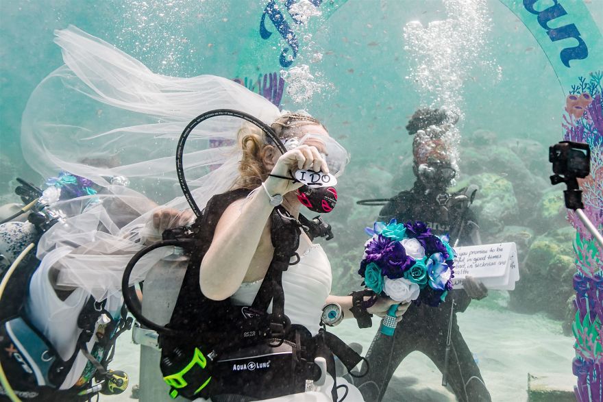 We Captured A Beautiful Wedding Which Happened 32 Feet Underwater (11 Pics)