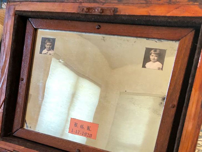 Un ladrón de bancos escondió algo en unas "cajas misteriosas", y 100 años después son abiertas por su bisnieto