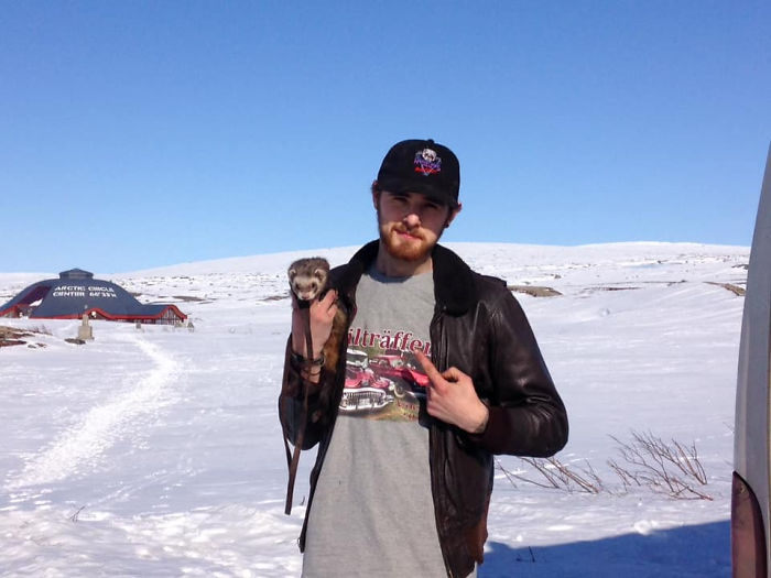 Grieving Young Man Quits Everything To Travel The World With His Pet Ferret After 3 Tragic Deaths In His Life