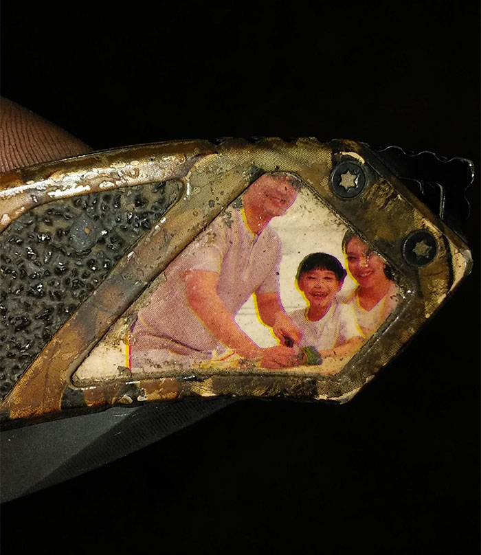 Se ha roto un trozo del mango de mi navaja y sale una foto de una familia