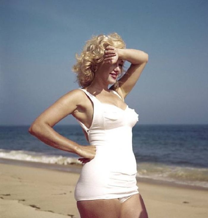 Beautiful Pics Of Marilyn Monroe On The Beach Taken By Sam Shaw In 1957 (17 Pics)