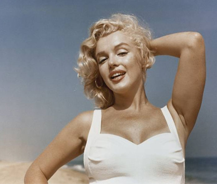 Beautiful Pics Of Marilyn Monroe On The Beach Taken By Sam Shaw In 1957 (17 Pics)