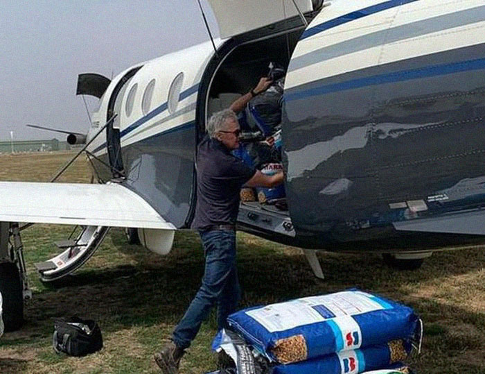 Los animales supervivientes de los incendios de Australia se mueren de hambre, así que se están lanzando toneladas de vegetales desde aviones
