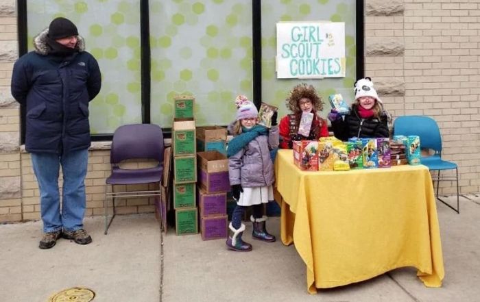 Girl Scouts Set Up Their Stall Outside A Weed Dispensary In Chicago, Sell Several Hundred Boxes
