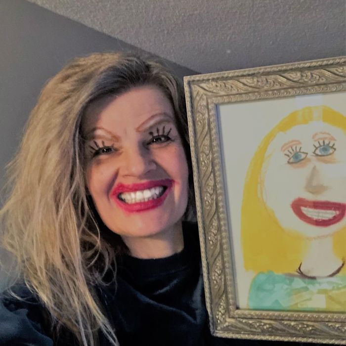 Mom Posts A Hilarious Selfie Posing Next To Her Daughter’s Drawing