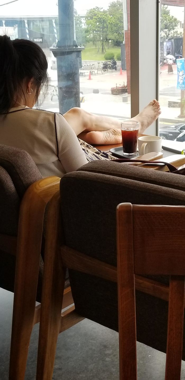 Make Yourself At Home, But In A Public Starbucks