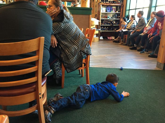 Esta familia dejó que su hijo gateara por todo el piso del restaurante, casi hace que varios mozos se tropezaran