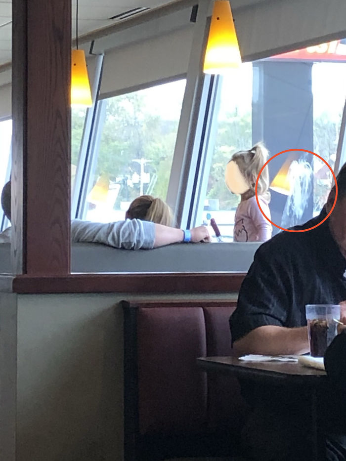 This Family Letting Their 5-Year-Old Daughter Smash A Ketchup Covered Corn Dog All Over The Window Of This Restaurant Over And Over Again