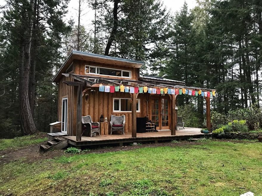 Woman Living In A Cozy 22' Long Tiny House For 5 Years.