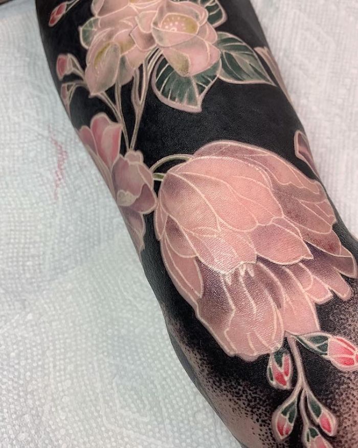 Artist Took The Blackout Tattoo Trend To The Next Level By Tattooing Renaissance-Inspired Blossoms On People's Limbs