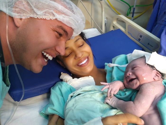 Este padre hablaba a su bebé aún en el útero, y al nacer, reacciona a su voz con una gran sonrisa