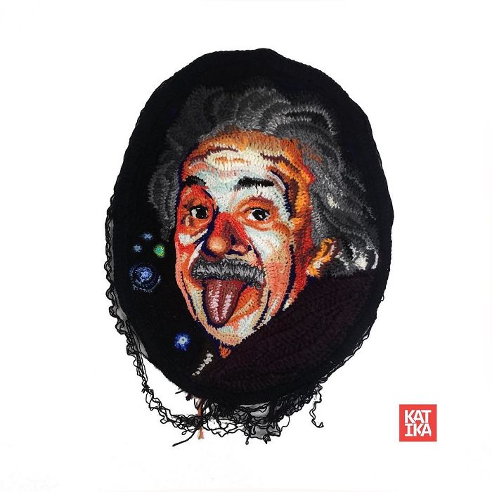 Crochet portrait of Albert Einstein with tongue out, showcasing detailed yarn art by a crochet artist.
