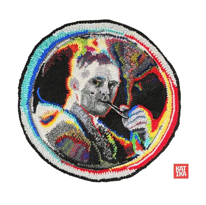 Crochet portrait of a man smoking a pipe, featuring vibrant colors and detailed stitch work by a crochet artist.