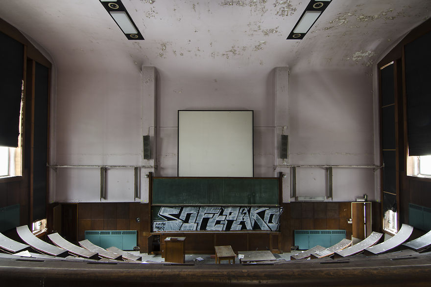 I Explored A University In Belgium That's Been Abandoned Since 2006 (15 Pics)