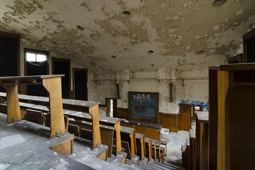 I Explored A University In Belgium That's Been Abandoned Since 2006 (15 Pics)