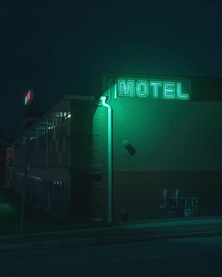 Photographer’s Unhealthy Obsession With Neon Signs Will Transport You Back In Time
