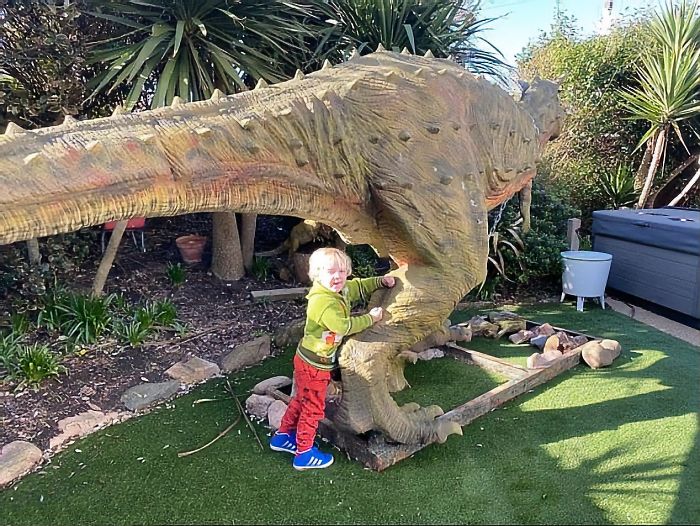 Dad Accidentally Buys A Life-Size 6-Meter-Long Dinosaur Statue For His 4-Year-Old Son