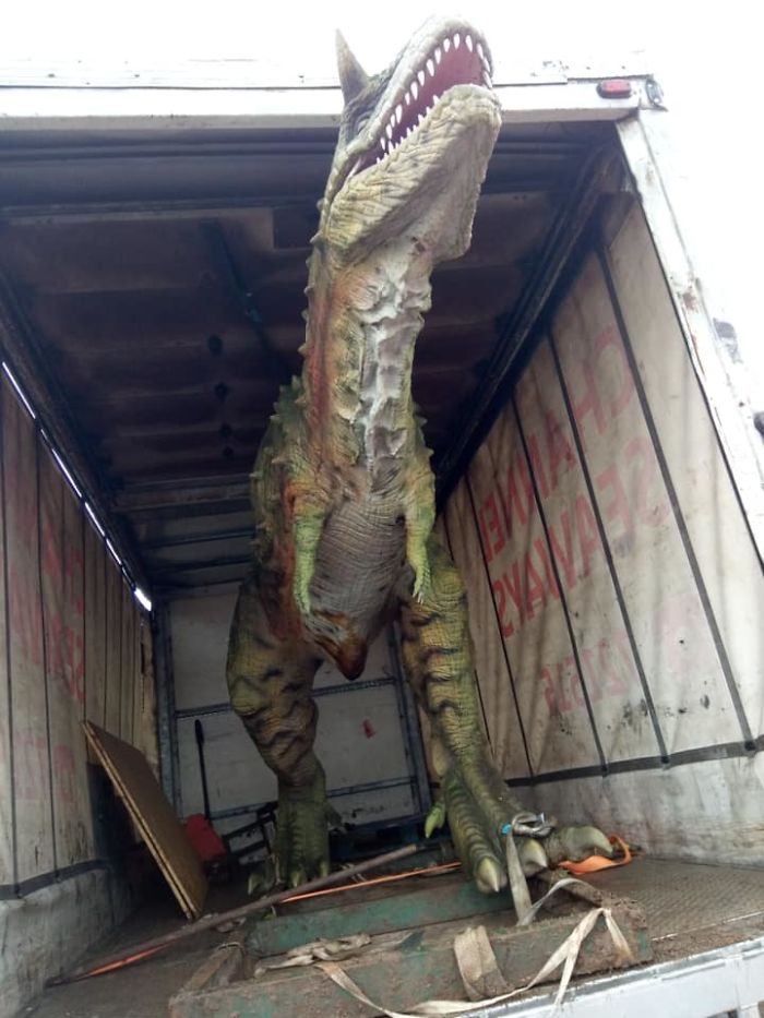 Dad Accidentally Buys A Life-Size 6-Meter-Long Dinosaur Statue For His 4-Year-Old Son