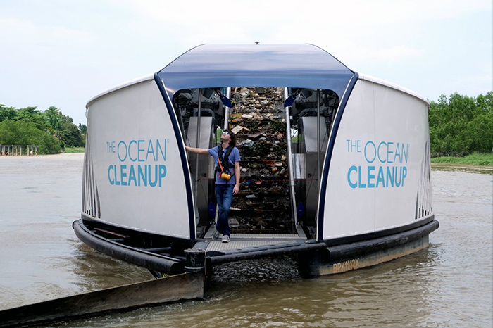 El «genio» que dijo que haría que los mares se limpiaran solos ha creado barcazas movidas por energía solar para limpiar ríos