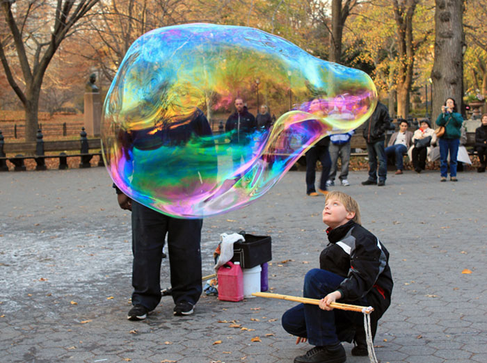 After Observing Street Performers Making Gigantic Soap Bubbles This Scientist Decides To Create A Perfect Soap Bubble Recipe