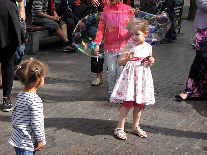 After Observing Street Performers Making Gigantic Soap Bubbles This Scientist Decides To Create A Perfect Soap Bubble Recipe