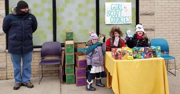 Girl Scouts Set Up Their Stall Outside A Weed Dispensary In Chicago, Sell Several Hundred Boxes