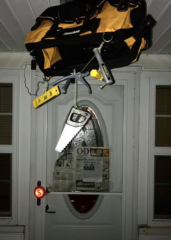 Man Puts Up Home Alone Inspired Traps As Christmas Decorations Bored Panda - Home Alone Door Decorating Ideas