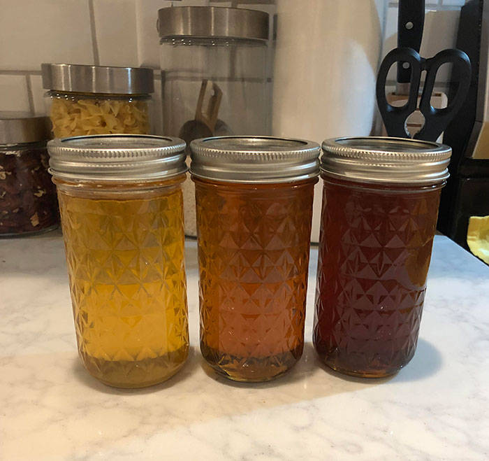 Los distintos colores de la miel que he recolectado este año: en primavera, verano y otoño