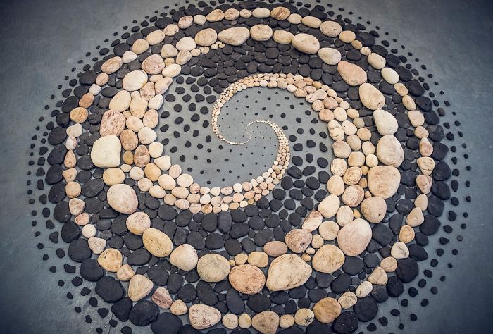 Artist Arranges Stones In Stunning Patterns On The Beach, Finds It Very Therapeutic (30 Pics)