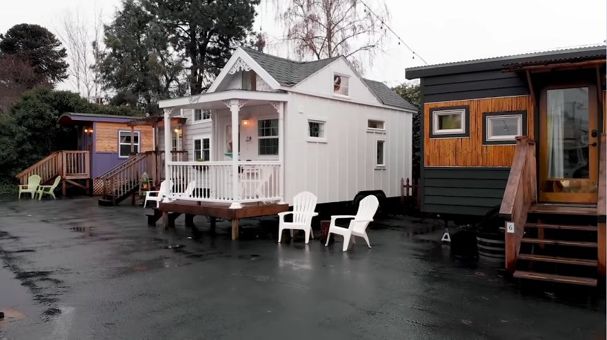 A Tiny House Hotel For The People Who Can Try Out The Tiny House Lifestyle / Romantic Tiny House.