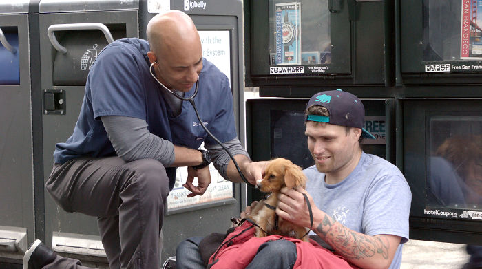 This Man Is A Veterinarian Who Walks Around California And Treats Homeless People's Animals For Free
