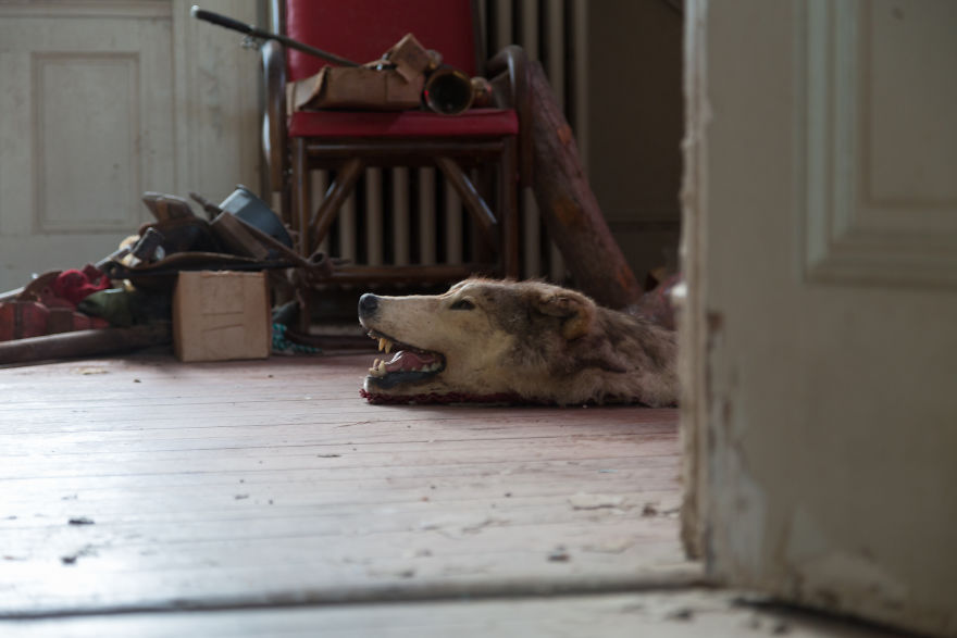 I Discovered An Abandoned Doctor's House Filled With Creepy Things (33 Pics)