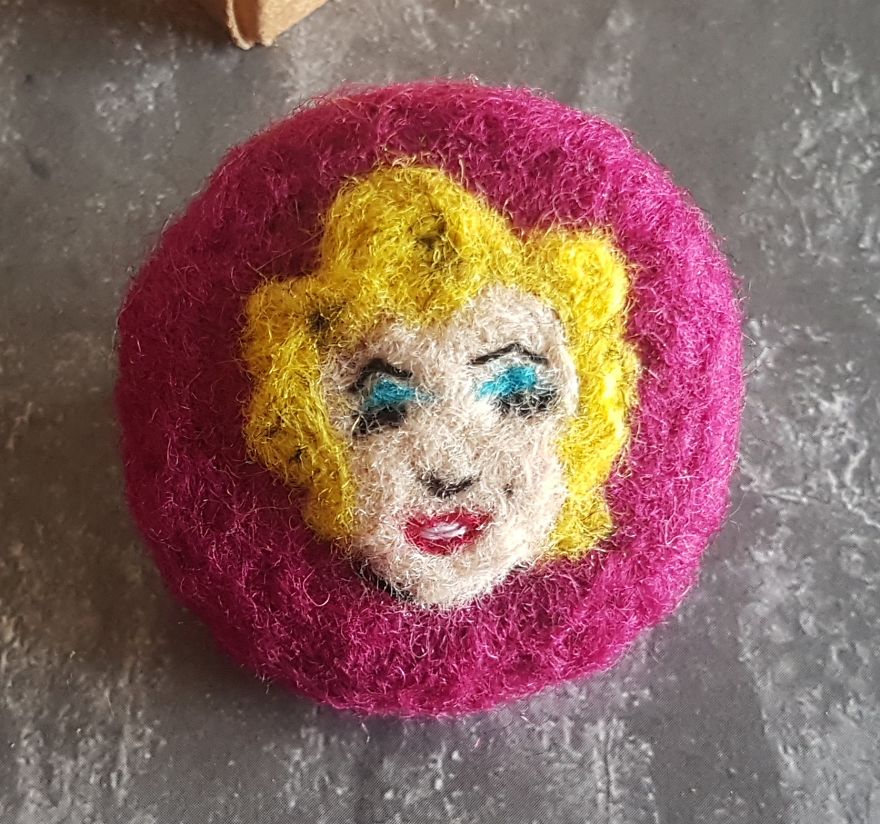 I Create Needle-Felted Art Brooches Like Paintings 🎨