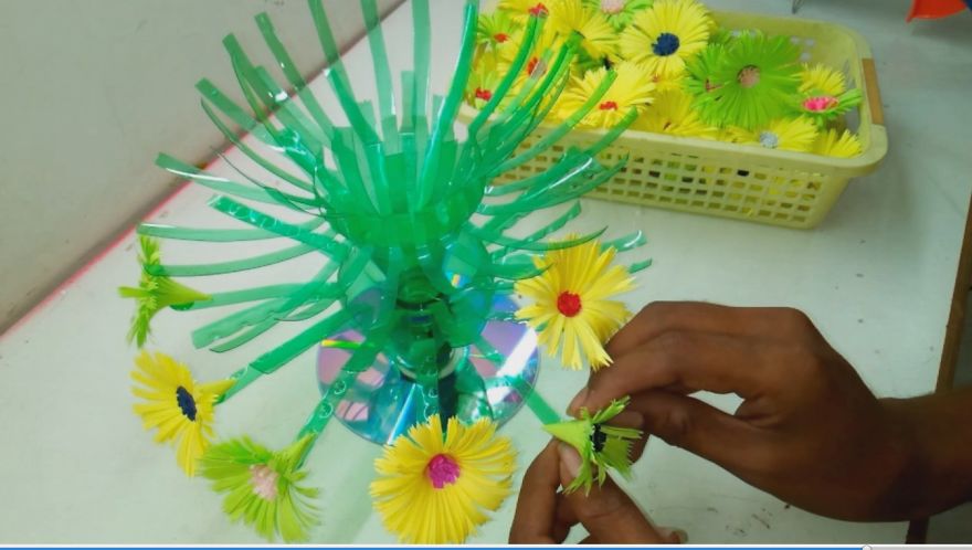 DIY-Paper Flowers Guldasta Made With Empty Plastic Bottles