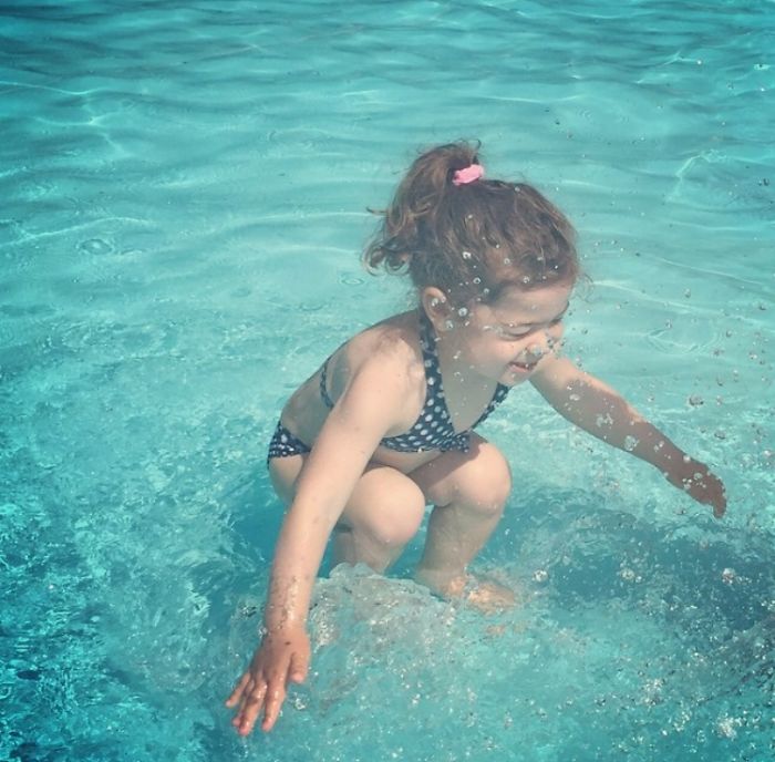 Esta niña parece que está bajo el agua y saltando en el agua al mismo tiempo