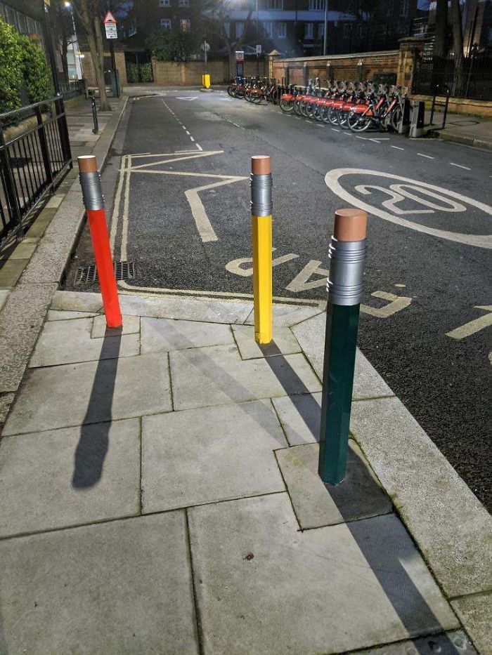 Estos postes fuera de una escuela con forma de lápiz