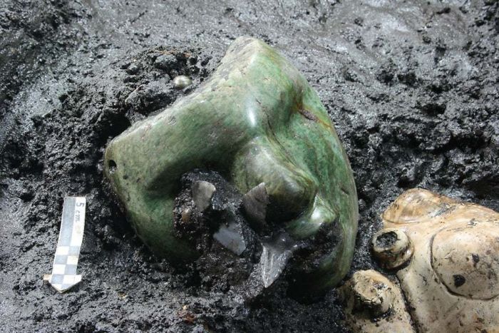 Máscara de serpentina verde de 2000 años encontrada en la base de la Pirámide del Sol, Teotihuacán, México