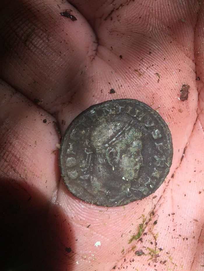 Moneda romana encontrada en Francia con un detector de metal, fabricada en Trier, Alemania entre el 206 y el 337 a. C., bronce
