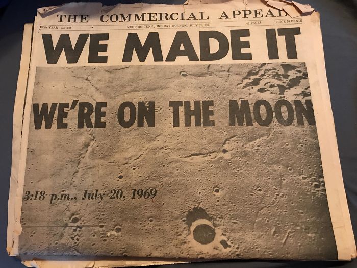 3 periódicos antiguos de 1969 sobre el aterrizaje en la Luna, encontrados en un cofre en el ático
