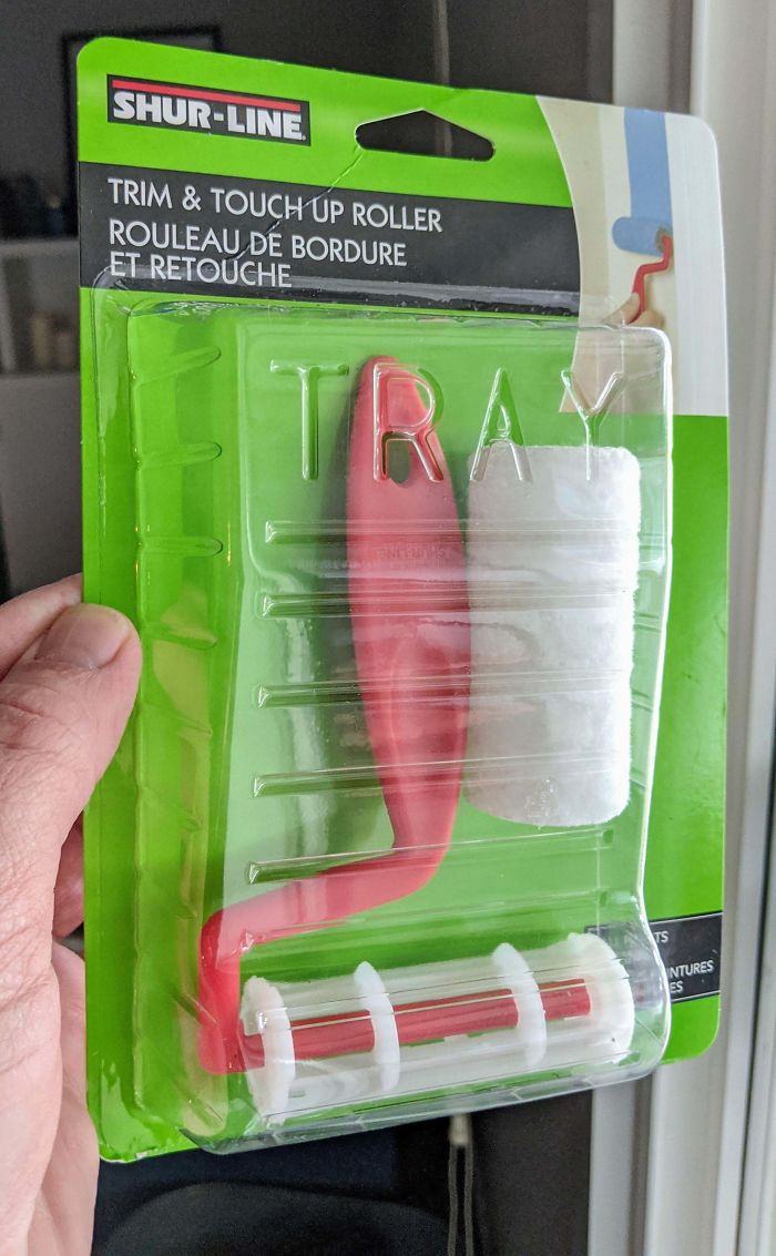 El embalaje de plástico de este rodillo de pintura sirve como bandeja para la pintura