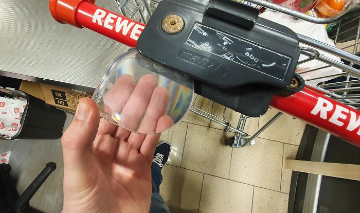 This Shopping Cart Has A Magnifying Glass