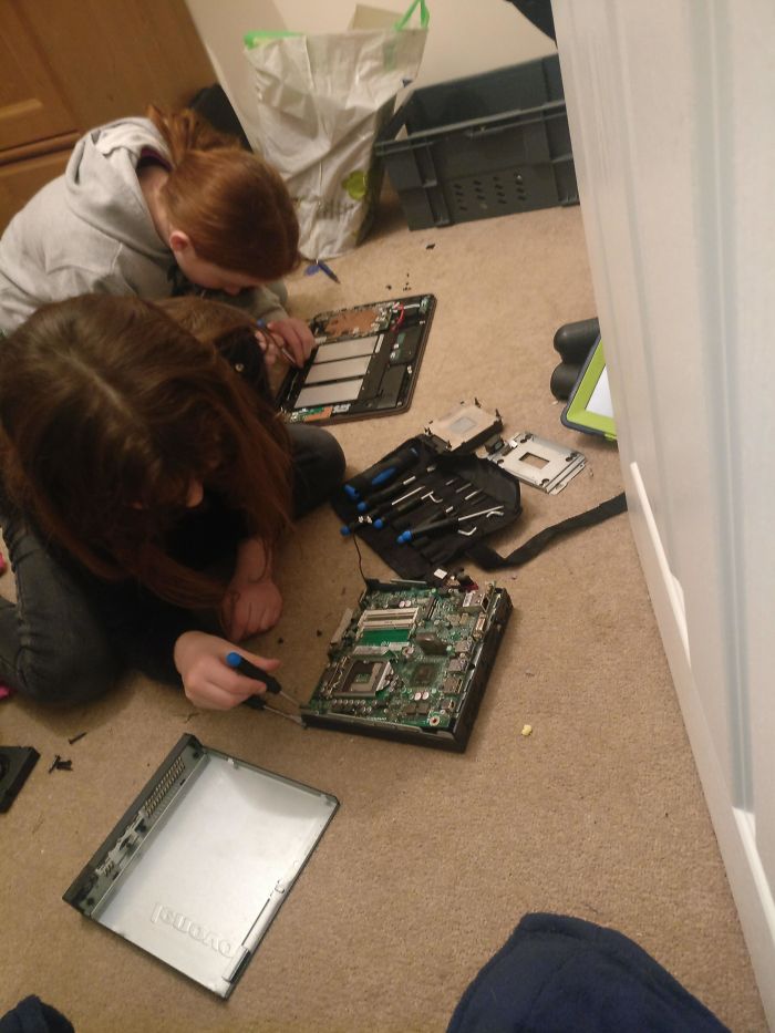 Mis hijos se aburrían, les dí 2 ordenadores para que los destriparan y luego los reconstruyeran