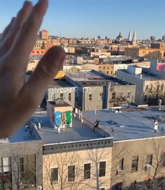 Este chico de Brooklyn vio a una chica bailando en un tejado, así que le envió un dron con su número