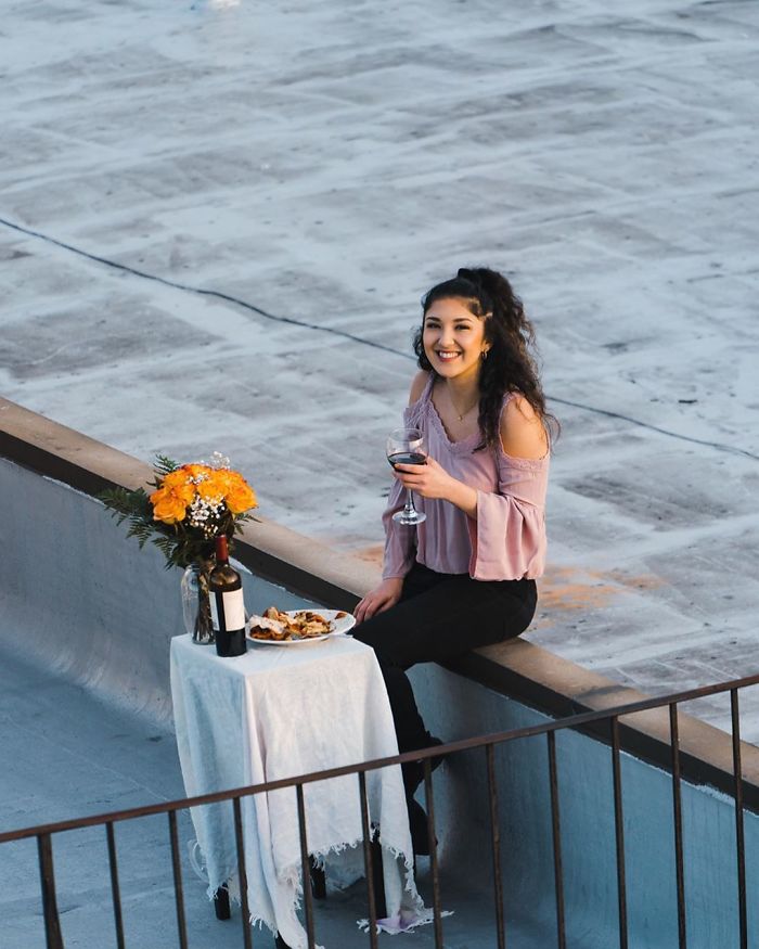 Este chico de Brooklyn vio a una chica bailando en un tejado, así que le envió un dron con su número