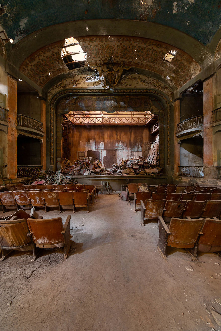 I Capture A Mysterious Theater Abandoned For Over 60 Years (6 Pics)