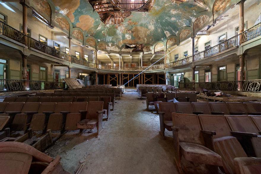 I Capture A Mysterious Theater Abandoned For Over 60 Years (6 Pics)