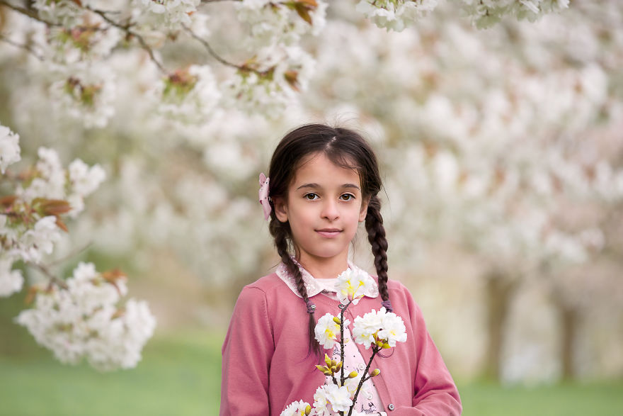I Photograph Pregnant Women And Children In Spring Blossoms