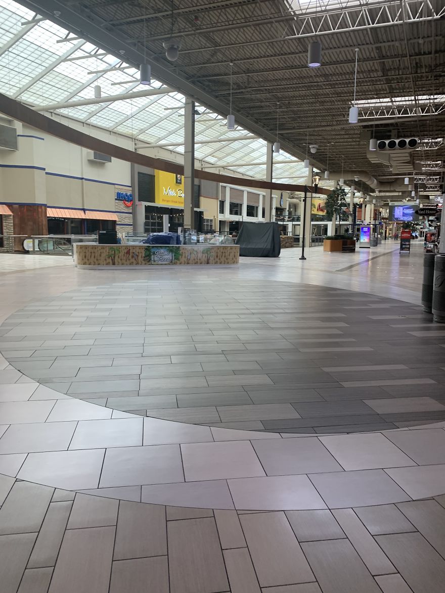 I Photographed An Empty Mall In NY During Peak Coronavirus